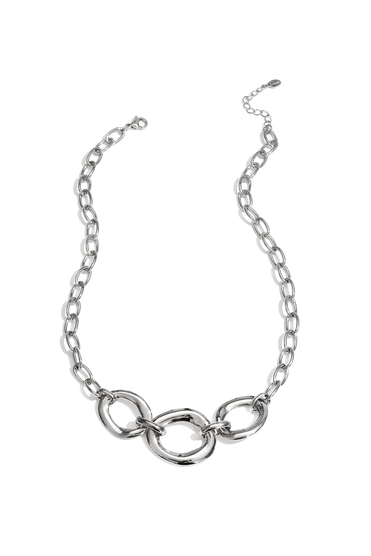 Collier orné de pierres rondes imposantes